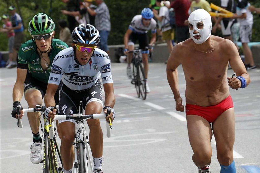 Alberto Contador uderzył fana kolarstwa przebranego za doktora