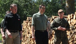 Wypadek radiowozu z kolumny rządowej. Premier Morawiecki odwiedził policjantów w szpitalu