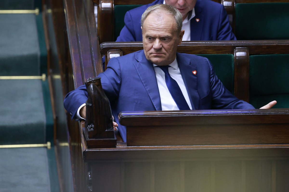 Donald Tusk dzieli Polaków. Nowy sondaż pokazuje niemal remis