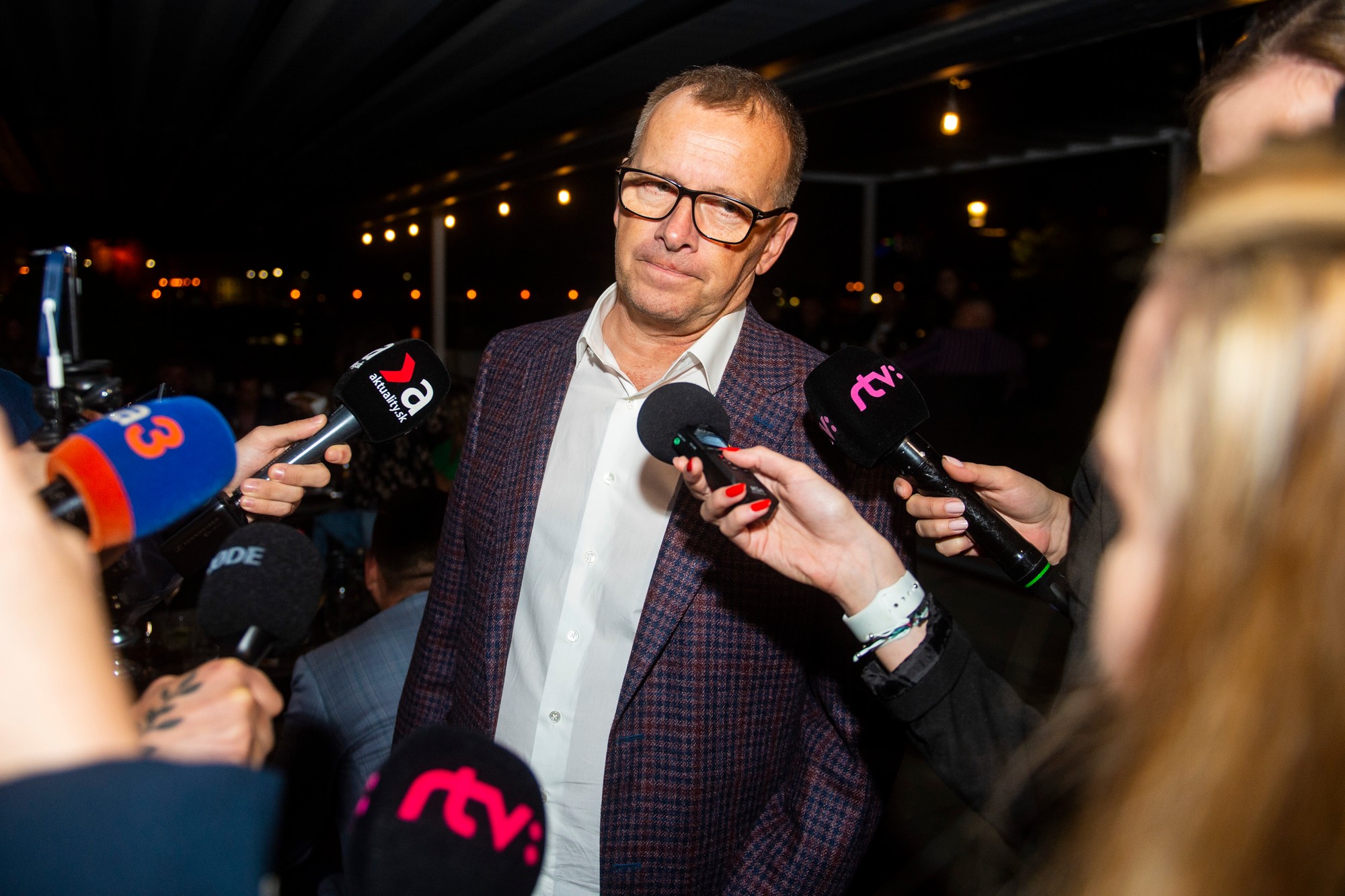 Predseda hnutia Sme rodina Boris Kollár počas volebnej noci v centrále hnutia.