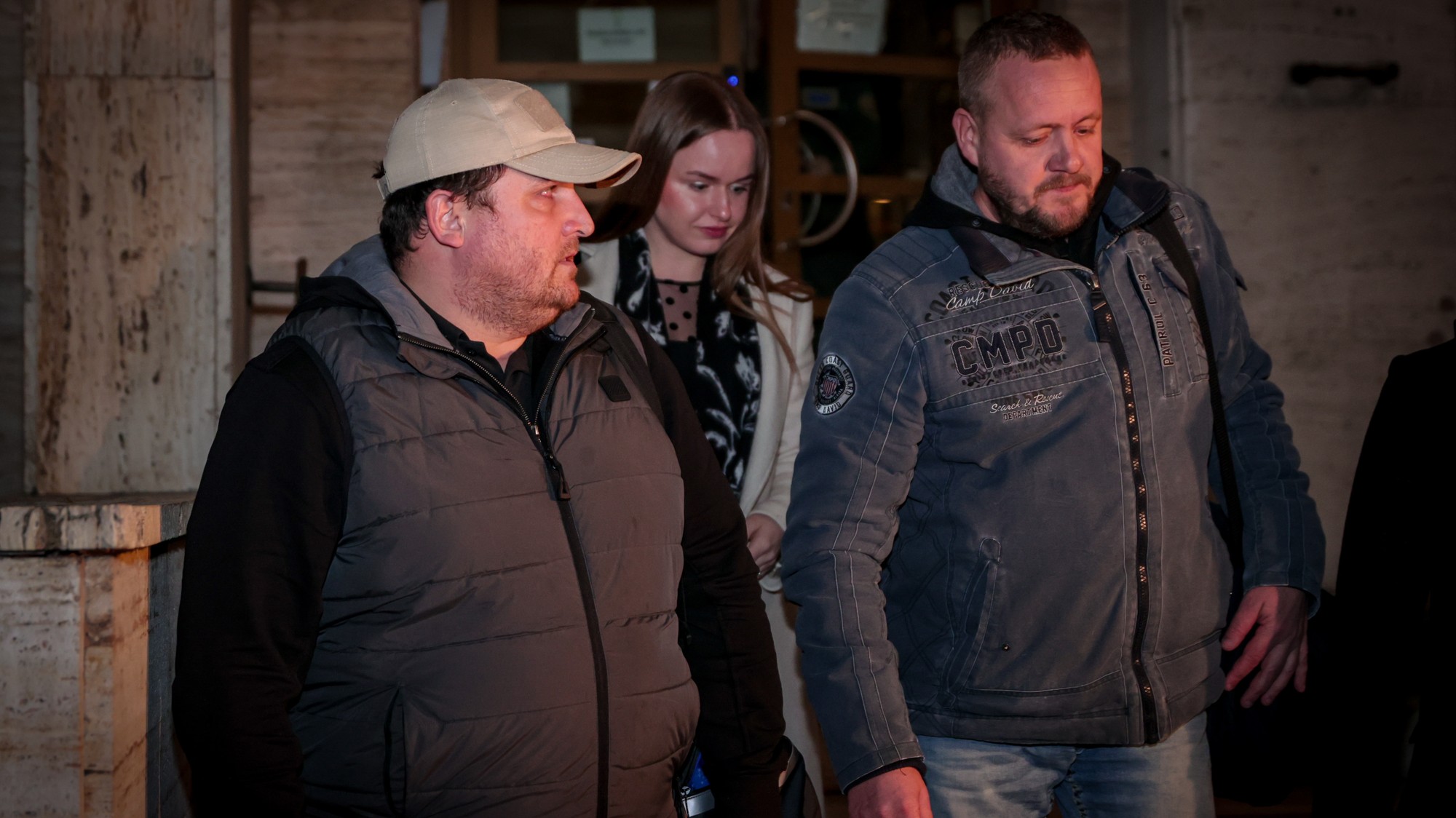 Pavol Ďurka a Ján Čurilla po prepustení pred súdom, 6. marca 2026