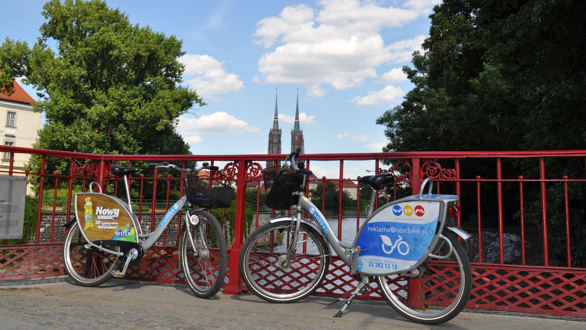 Firma BikeU nie będzie operatorem Wrocławskiego Roweru Miejskiego. Krajowa Izba Odwoławcza nakazała wykluczenie przedsiębiorstwa z postępowania i ponowne rozpatrzenie pozostałych ofert. Wszystko wskazuje więc na to, że wypożyczalnię jednośladów poprowadzi firma Nextbike, czyli zostanie po staremu.