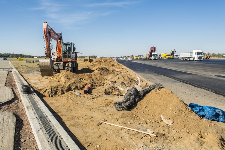 Ponadto, w ramach przebudowy zostanie wymieniony system odwodnienia oraz oświetlenia. <br><br> (bj/mr) PAP/Bartosz Jankowski
