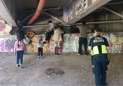 Rodzina z Rosji znaleziona pod mostem w Warszawie. Ojciec bał się wysłania na wojnę