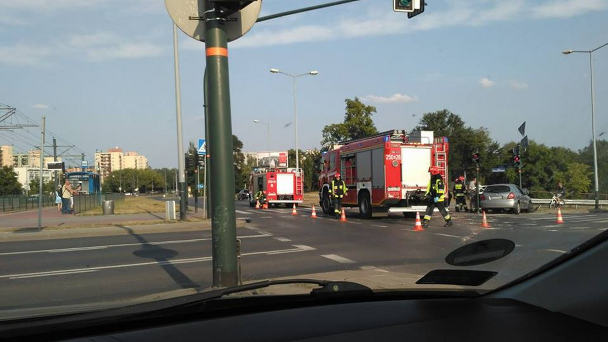 Dwa samochody zderzyły się na skrzyżowaniu al. Jana Pawła II i ulicy Stella-Sawickiego. Do zdarzenia doszło ok. godziny 17. O sytuacji poinformował nas nasz czytelnik.