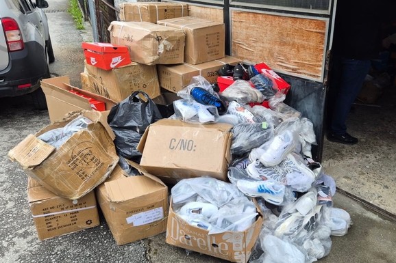 ŠANER BEŽAO OD POLICIJE, PRONAĐENO 300 PARI PATIKA Filmska potera za BMW iz Srbije, policajci ga uhvatili dok je izbacivao robu (FOTO)