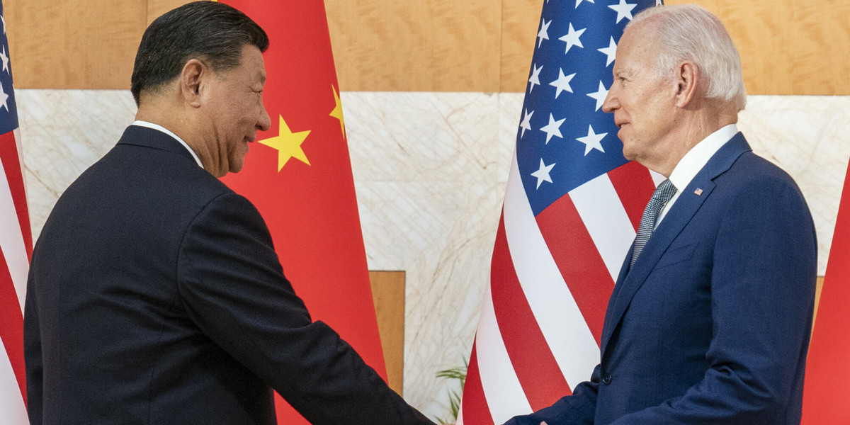 Prezydent USA Joe Biden i prezydent Chin Xi Jinping podają sobie ręce przed spotkaniem.