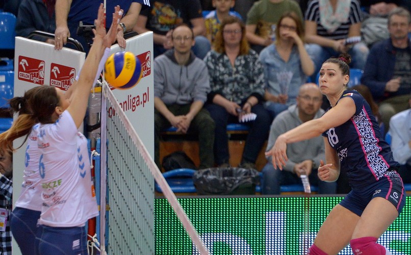 Zawodniczki Developresu SkyRes Rzeszów Klaudia Kaczorowska (L) i Katarzyna Żabińska (2L) oraz Katarzyna Zaroślińska (P) z Chemika Police