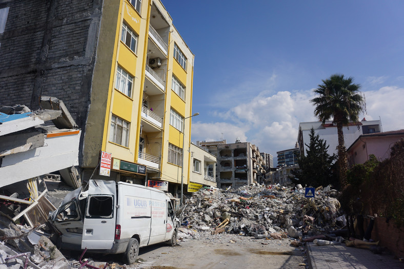 Korespondent Onetu w Turcji: często domy starsze przetrwały, a te nowe, nawet wzniesione rok temu złożyły się jak domek z kart