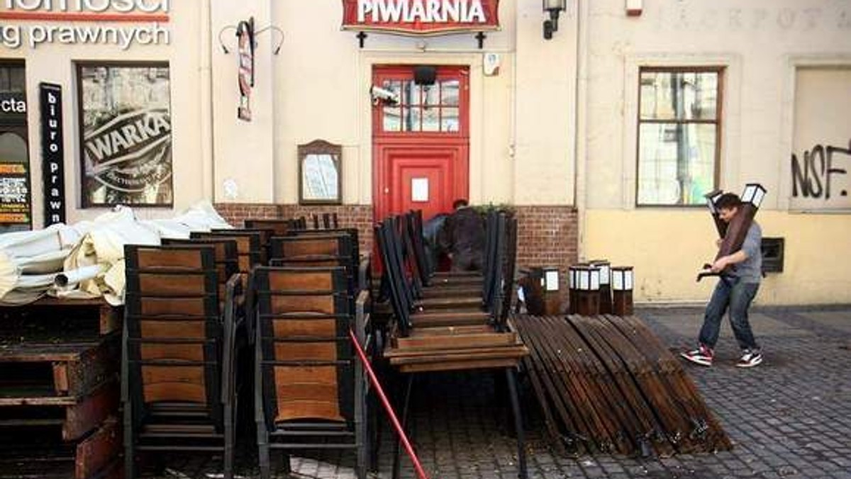 "Dziennik Wschodni": miejscy radni PiS protestują przeciw planowanym przez miejskiego konserwatora zabytków obostrzeniom w wyglądzie kawiarnianych ogródków. Nowe zasady miałyby być sukcesywnie wprowadzane do 2015 r.