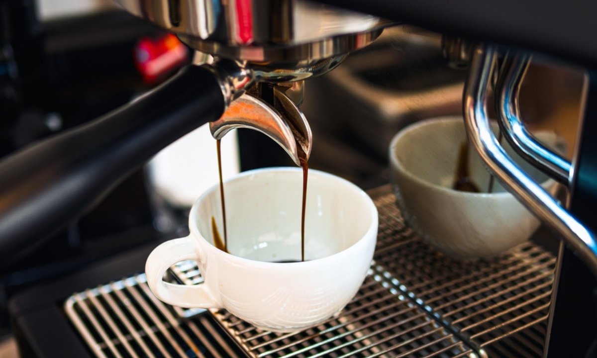 Ten ekspres parzy kawę jak z włoskiej kawiarni, a kosztuje grosze. Ma setki dobrych opinii