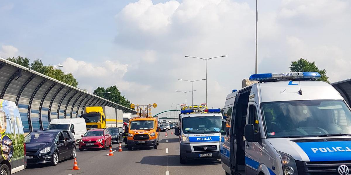 Wypadek na S8. Ciężarówki zmiażdżyły samochód osobowy. Nie