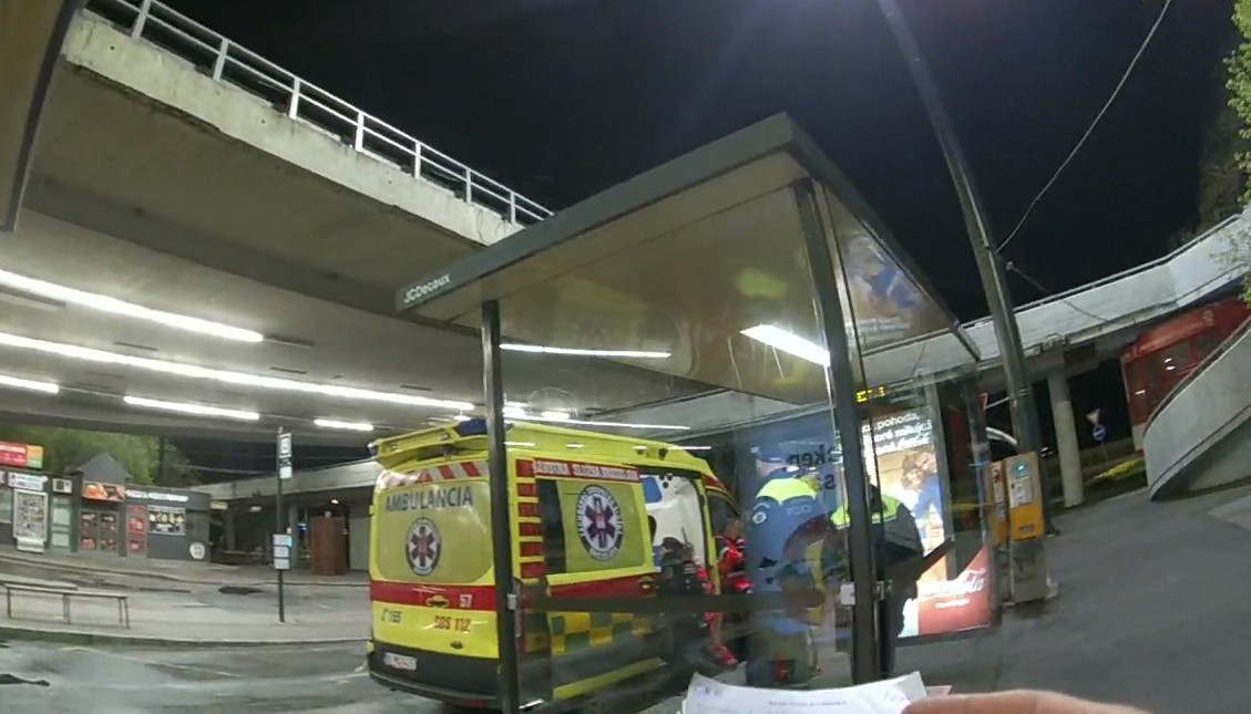 Mladej žene pomohli policajti aj záchranári.