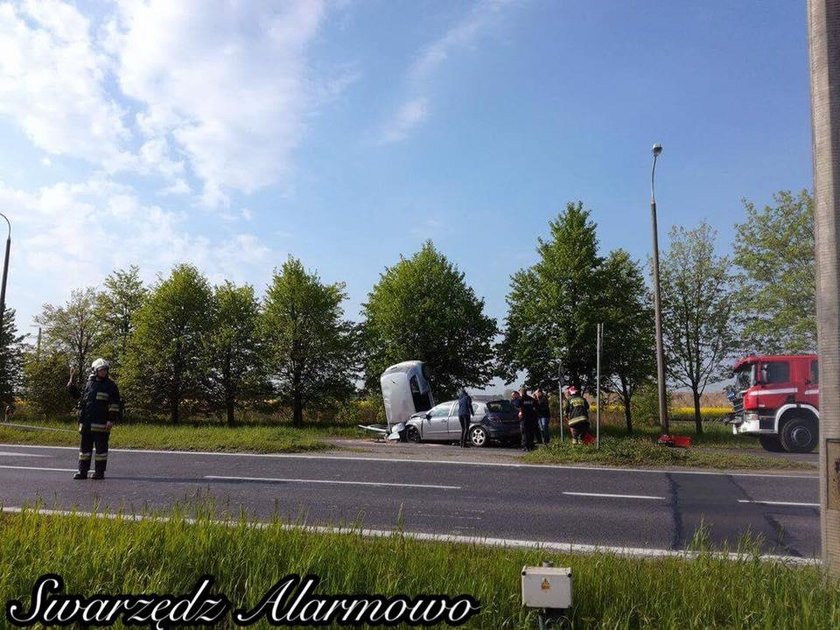 Jechał pod prąd i w samej bieliźnie. Spowodował wypadek