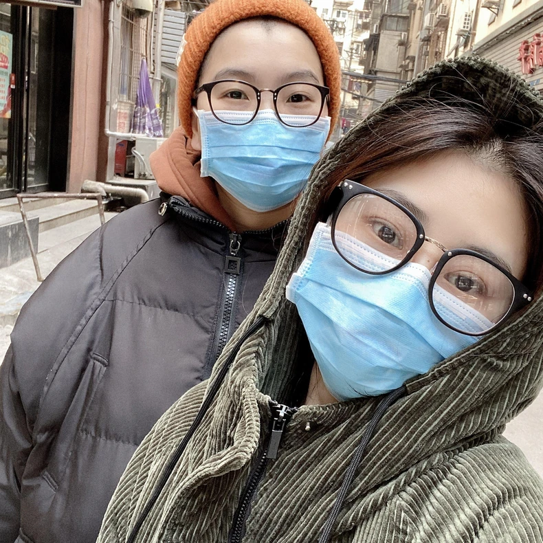 Tristan Liu (levo) i Ši Jang (desno) u Vuhanu tokom karantina | Foto: Tristan Liu