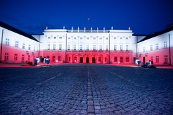 Przed Pałacem Prezydenckim powinien stanąć pomnik smoleński? SONDAŻ