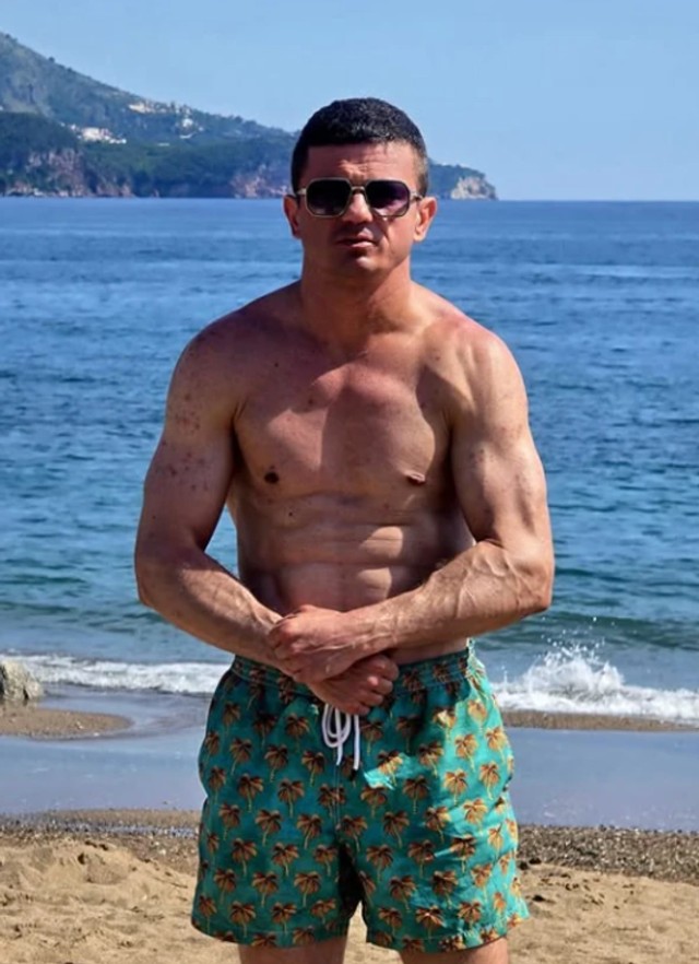 Miloš Stojanović Tigar pozira na plaži