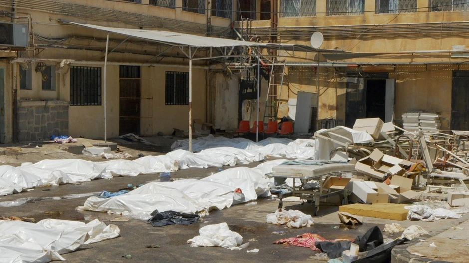 Tela izložena ispred bolnice u Suveidi nakon izbijanja borbi u julu 2025. godine | Foto: BBC/Jon Donnison