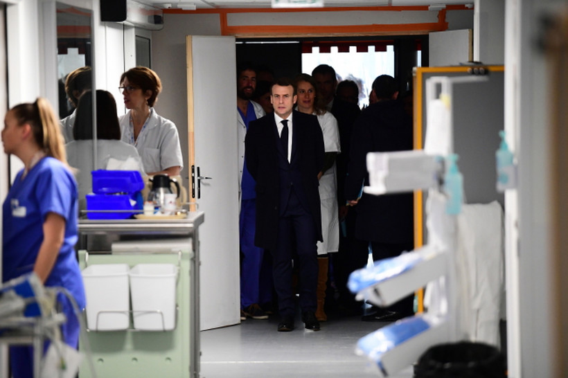 Emmanuel Macron wizytuje szpital w związku z koronawirusem