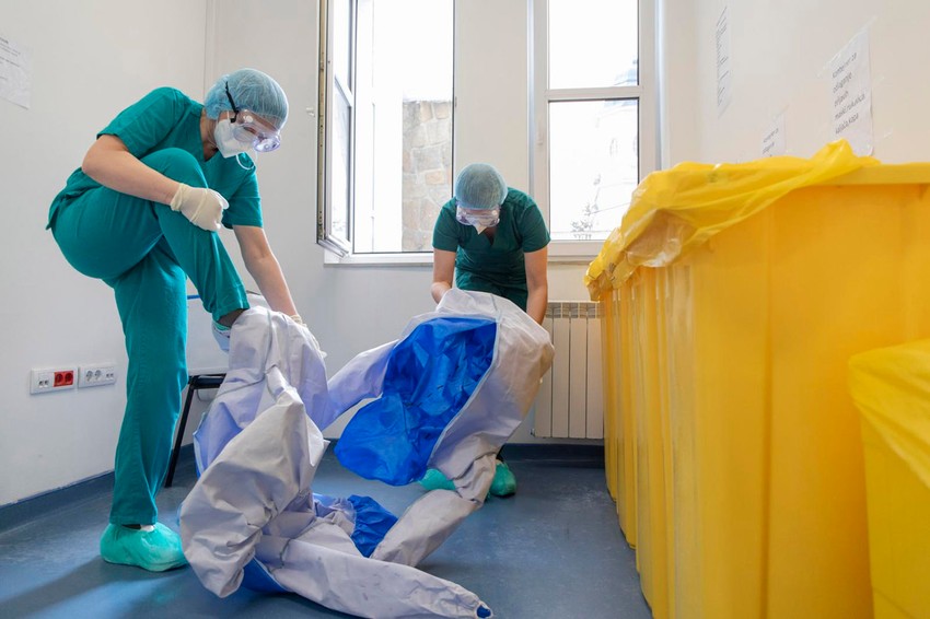 Oblačenje, skidanje, oblačenje, skidanje... Samo za jedno kompletno oblačenje zaštitne opreme potrebo je pola sata!