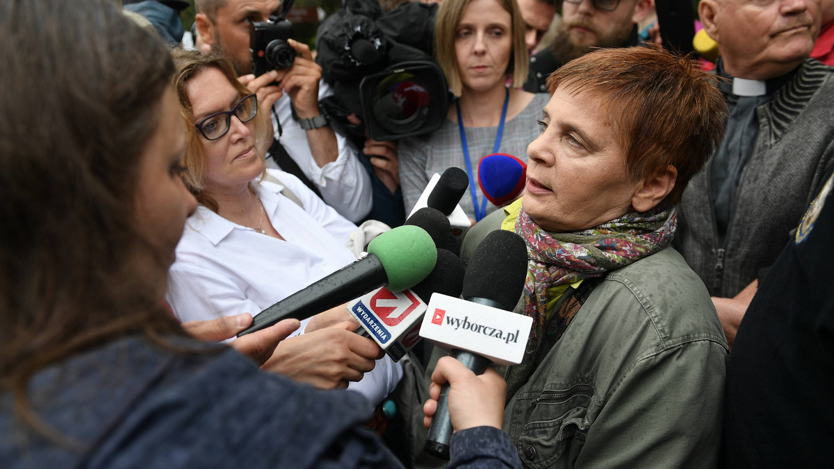 Protestujący, którzy są zainteresowani spotkaniem z Janiną Ochojska w Centrum Medialnym, będą mogli wrócić i kontynuować protest - zapewnił dziś dyrektor CIS Andrzej Grzegrzółka. Odniósł się w ten sposób do obaw protestujących, że wyznaczenie centrum na miejsce spotkania jest próbą usunięcia ich z Sejmu.