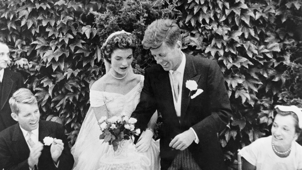 Jacqueline Bouvier i John F. Kennedy kroją swój tort weselny (1953)