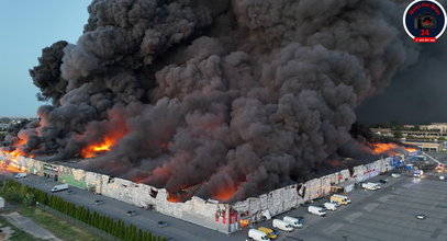 Wielki pożar w Warszawie. Kilkudziesięciu strażaków walczy z ogniem