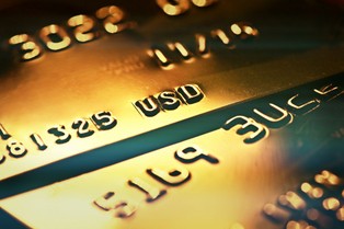 Karta walutowa albo bankructwo. Ile banki zarabiają na naszych wakacjach?