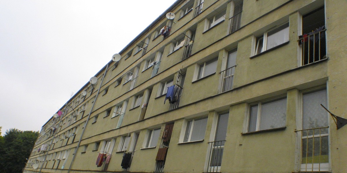 Zmumifikowane zwłoki w mieszkaniu. Policjanci wiedzą kim był mężczyzna