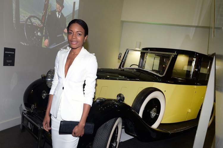 Naomi Harris i Rolls Royce Phantom III na wystawie 'Bond in Motion' w Londynie