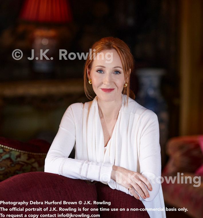 J.K. Rowling to brytyjska pisarka urodzona w 1965 roku. Sławę przyniosła jej głośna seria przygód czarodzieja Harry'ego Pottera. Pierwsza część, 