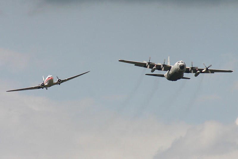 'Stare i nowe' C-130H Hercules i Dakota "skrzydło w skrzydło"