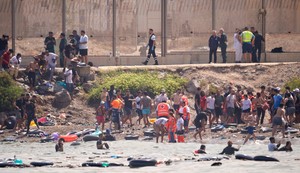 Migranti pokušavaju da pređu iz Maroka u špansku enklavu Seutu, Španija digla vojsku