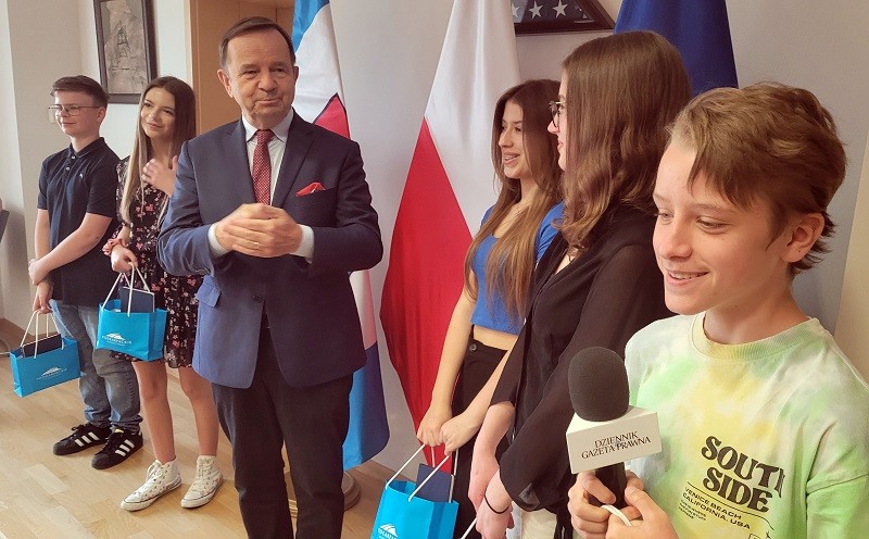 Podkarpacie marszałek Władysław Ortyl z dzieciakami mikrofon DGP