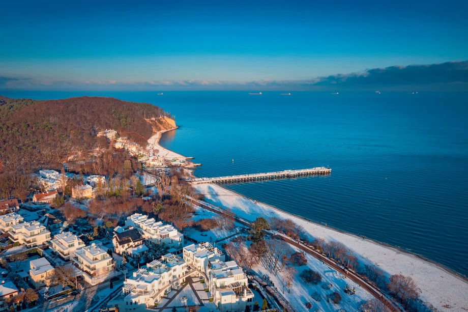 Sopot. Spacerować można po plaży albo wybrać się na morenowe wzgórza Górnego Sopotu, gdzie znajduje się stok narciarski.