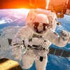 Ilustracija: Međunarodna svemirska stanica i astronaut u svemiru iznad planete Zemlje