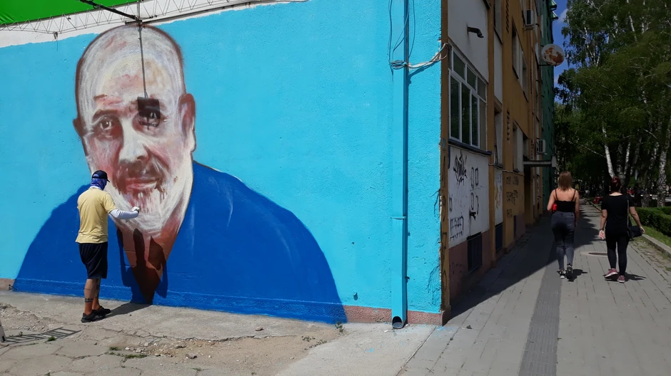 Mural u čast hirurga dr Miodraga Lazića nalazi se na u uglu Sremske ulice i Bulevara dr Zorana Đinđića 