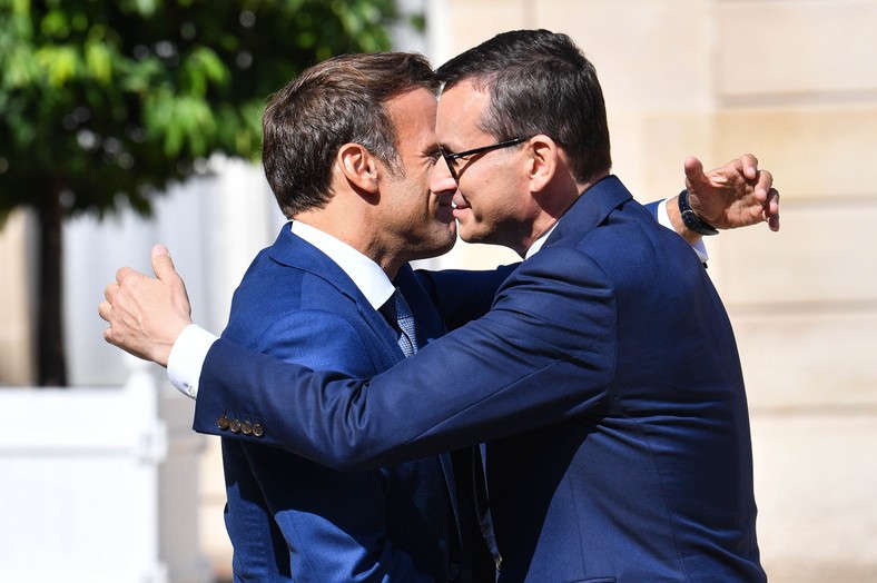 Emmanuel Macron i Mateusz Morawiecki podczas spotkania w Paryżu w sierpniu 2022 r.