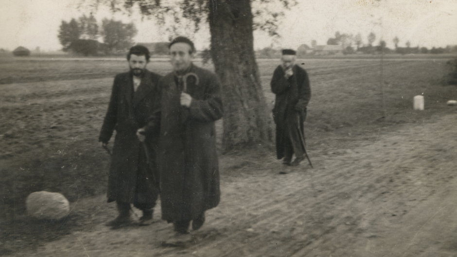 Żydzi idący drogą, Kalisz, 1939 r.