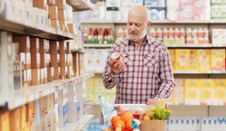 Tańsze zakupy dla seniorów. Zniżki w Lidlu, Carrefourze, Auchan, Kauflandzie i innych marketach. Mało kto o nich wie