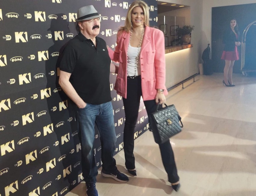 Haris i Melina poziraju nakon što je vikao na nju