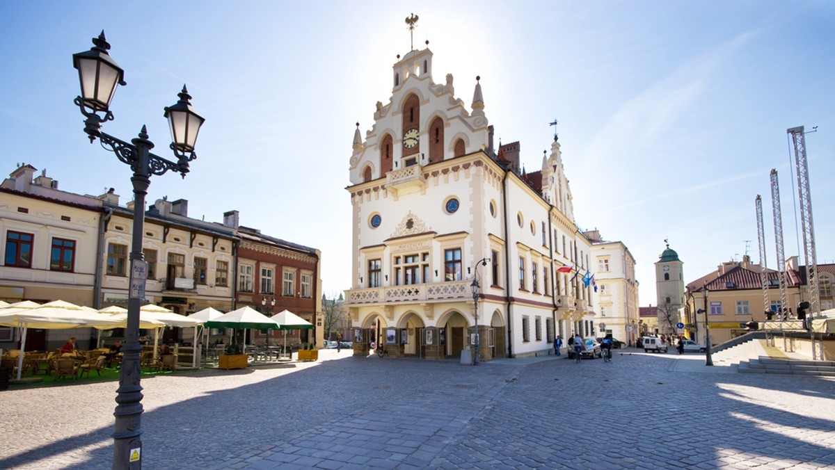 W poniedziałek radni Sejmiku Woj. Podkarpackiego zgodzili się na realizację studium wykonalności Podmiejskiej Kolei Aglomeracyjnej. Cała inwestycja, która skomunikuje rejony wokół Rzeszowa, kosztować ma ponad 300 mln zł.