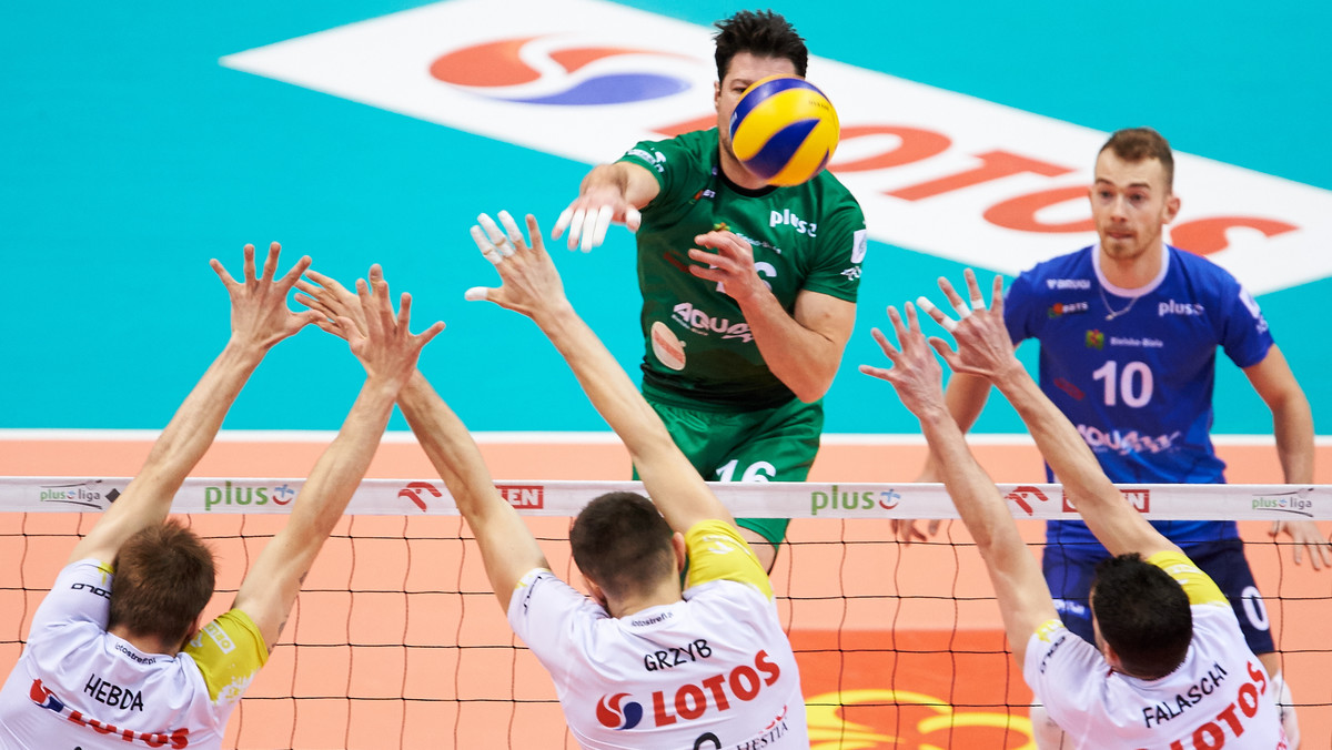 Lotos Trefl Gdańsk pokonał BBTS Bielsko-Biała 3:1 (21:25, 25:18, 25:18, 25:18) w zaległym meczu 14. kolejki PlusLigi i wciąż liczy się w walce o finał rozgrywek. Z kolei w innym czwartkowym meczu, ale w ramach 24. kolejki, Łuczniczka Bydgoszcz uległa na własnym boisku Cuprum Lubin 0:3 (16:25, 28:30, 20:25).