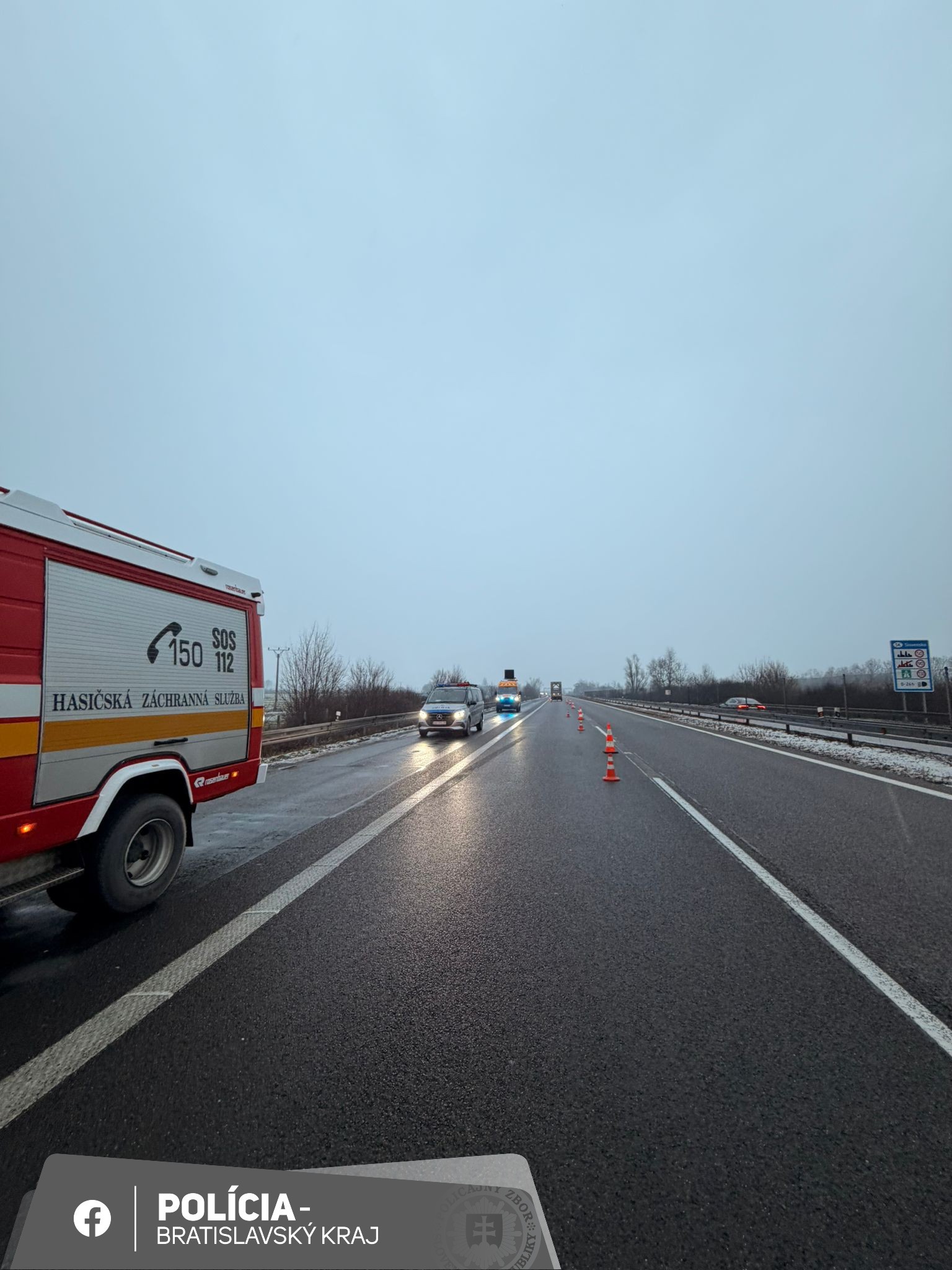 Diaľnica D2 smerom do Česka je pri hranici prejazdná len v jednom pruhu.