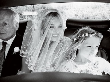 Kate Moss lánya a mamával meztelenkedik