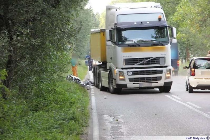 Motocyklista wbił się w naczepę. Nie żyje. FOTY