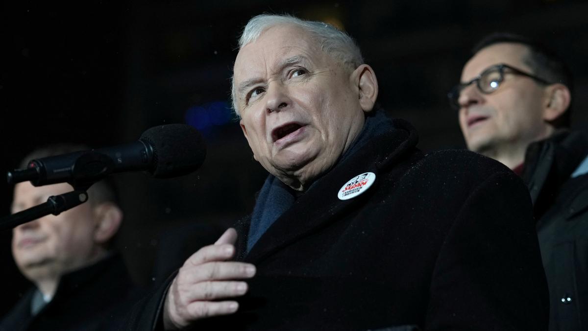 Prezes PiS Jarosław Kaczyński i politycy partii na demonstracji w obronie Mariusza Kamińskiego i Macieja Wąsika