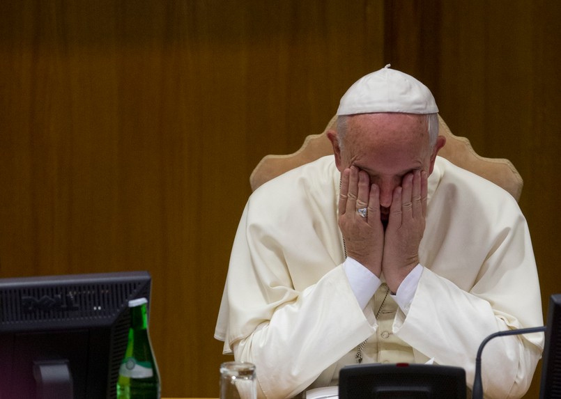 Do tej pory bowiem rozwodnicy pozostawali na marginesie Kościoła katolickiego. Zwołany przez papieża Franciszka nadzwyczajny synod za zadanie miał przedyskutowanie m.in. właśnie spraw rozbitych rodzin i pochodzących z nich dzieci. To ma być odpowiedź na społeczne bolączki współczesnego świata i problem odwracania się od Kościoła. Zamysłem Franciszka było uzgodnienie takiego wniosku, który pogodzi wszystkich i będzie wypływał z dyskusji. Tymczasem okazało się to znacznie trudniejsze, niż mógł zakładać papież. Włoska prasa już po publikacji podsumowania pierwszego tygodnia rozmów pisała o "włożeniu kija w mrowisko", burzy, ciężkiej atmosferze, a nawet jawnej kontestacji.