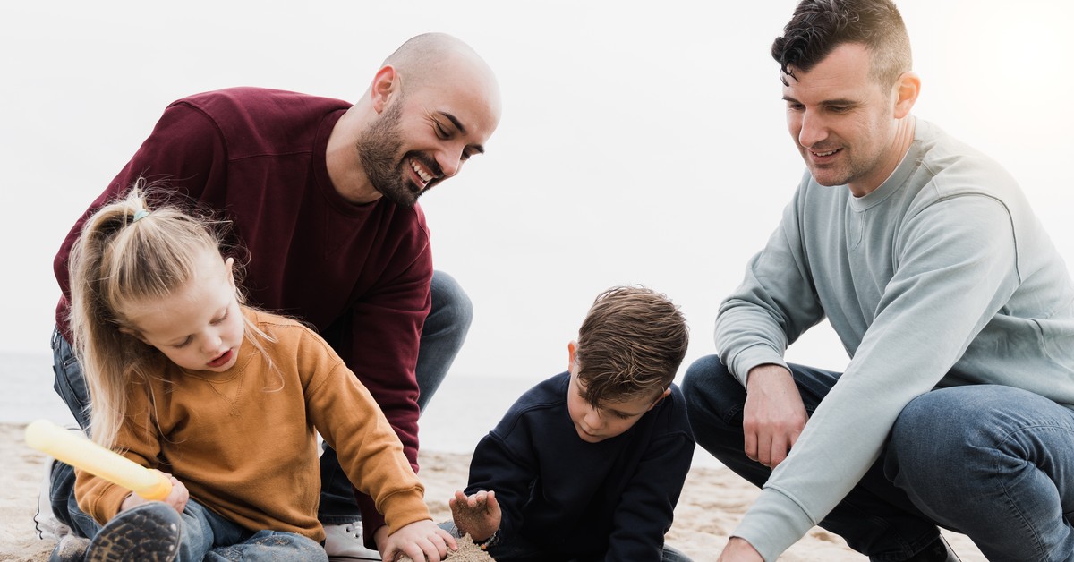 Uznanie rodzicielstwa rodzin LGBTIQ+ w Polsce? Co zawiera nowa strategia UE na rzecz równości?