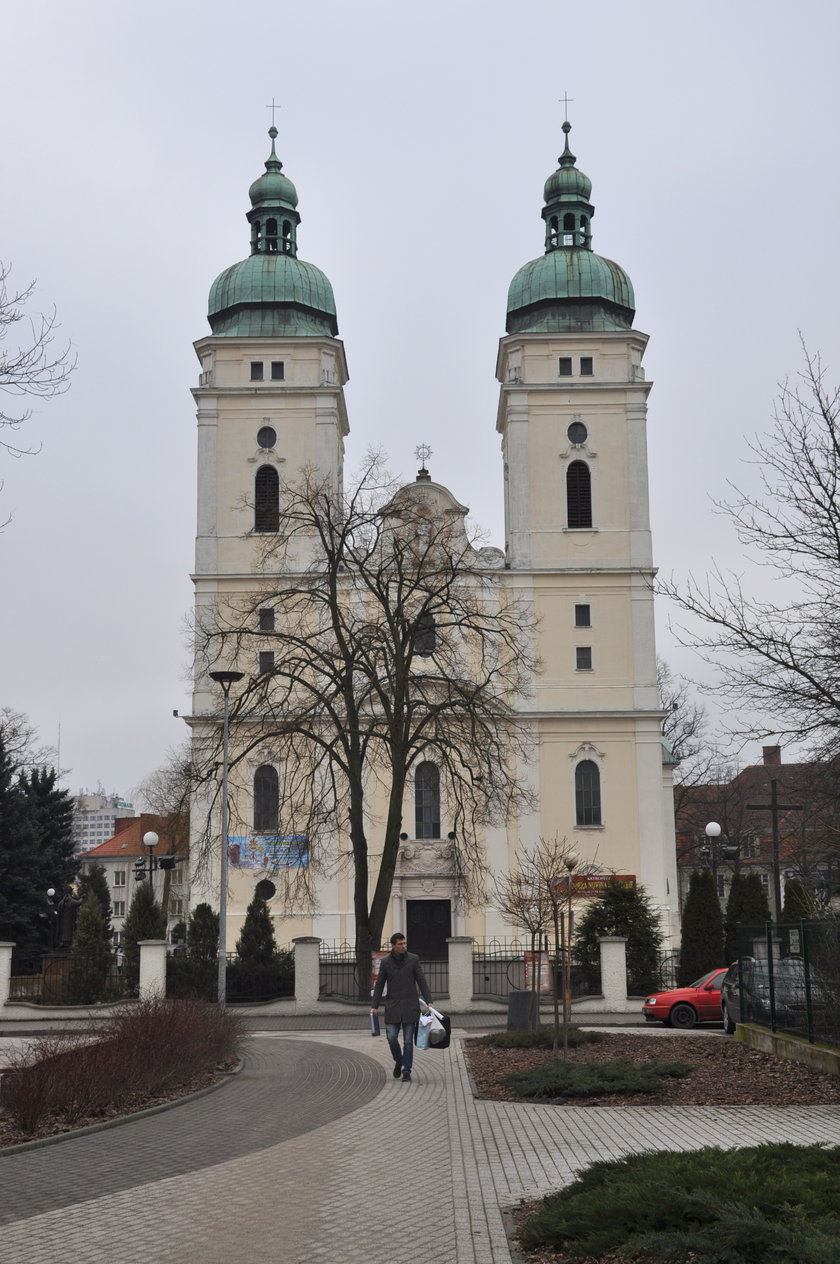 Kogut zamieszkał na plebani